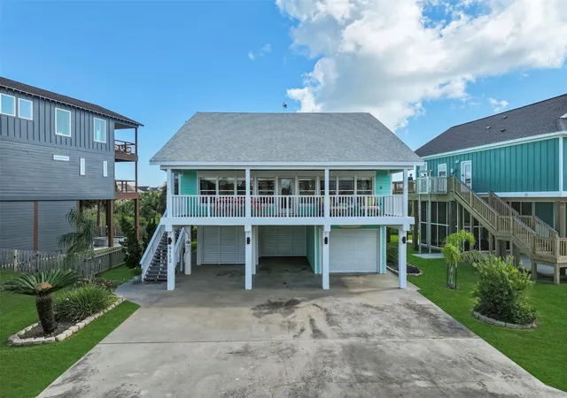 Photo 3 of Single family home for sale at 4112 Isla Del Sol Dr, Galveston, TX 77554 | MLS# 20045030 | Listing updated on 2026-09-10
