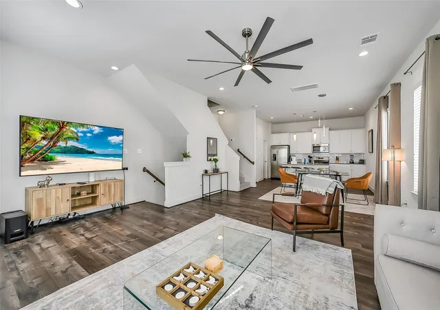 Photo 3 of Single family home for sale at 2009 Bauer Dr #C, Houston, TX 77080 | MLS# 11746742 | Listing updated on 2026-09-11