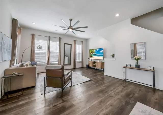 Photo 3 of Single family home for sale at 2009 Bauer Dr #C, Houston, TX 77080 | MLS# 11746742 | Listing updated on 2026-09-11