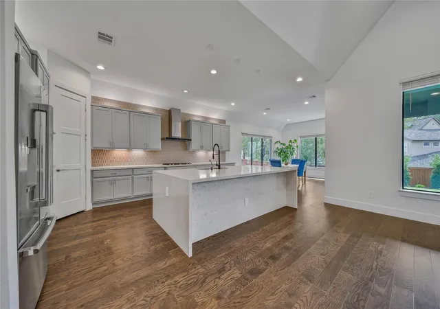 Photo 3 of Single family home for sale at 115 Oak Ests Dr, Conroe, TX 77384 | MLS# 84872051 | Listing updated on 2026-10-08