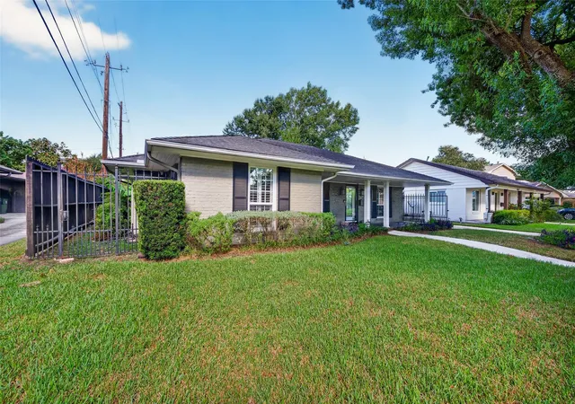 Photo 2 of Single family home for sale at 9006 Silver Spring Ln, Houston, TX 77025 | MLS# 40105138 | Listing updated on 2026-09-16