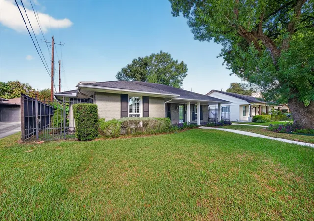 Photo 3 of Single family home for sale at 9006 Silver Spring Ln, Houston, TX 77025 | MLS# 40105138 | Listing updated on 2026-09-16