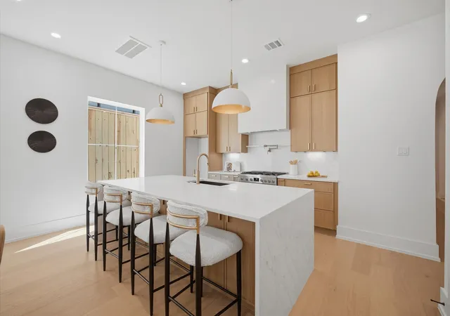 Photo 2 of Single family home for sale at 611 E 25th Street #B, Houston, TX 77008 | MLS# 82547279 | Listing updated on 2026-10-08