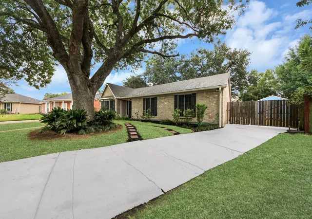 Photo 2 of Single family home for sale at 5409 Stone Crk Dr, La Porte, TX 77571 | MLS# 49800263 | Listing updated on 2026-09-13