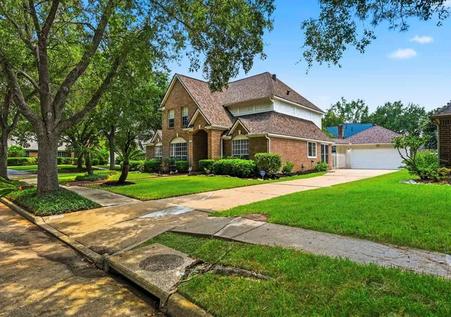 Photo 3 of Single family home for sale at 3926 Felicia Dr, Sugar Land, TX 77479 | MLS# 23967680 | Listing updated on 2026-10-07