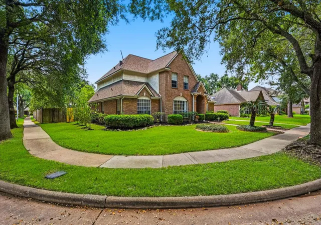 Photo 4 of Single family home for sale at 3926 Felicia Dr, Sugar Land, TX 77479 | MLS# 23967680 | Listing updated on 2026-10-07