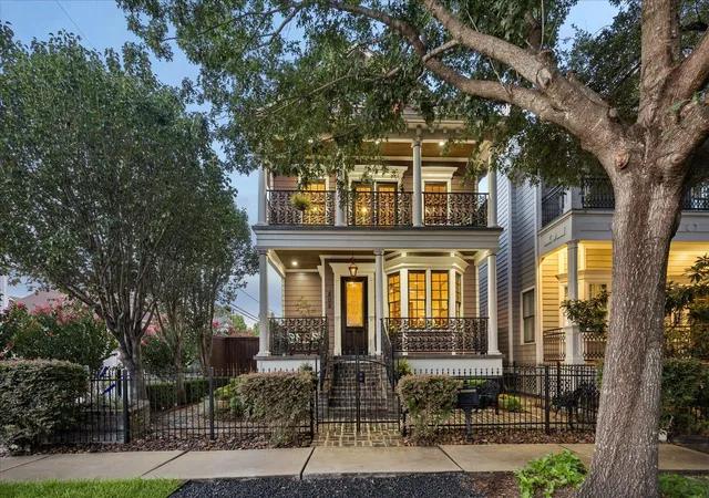 Single family home for sale at 809 W 9th Street, Houston, TX 77007 | MLS# 12540394