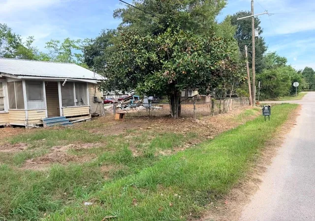 Photo 1 of Land for sale at 611 E Dallas St, Cleveland, TX 77327 | MLS# 87189916 | Listing updated on 2026-09-08