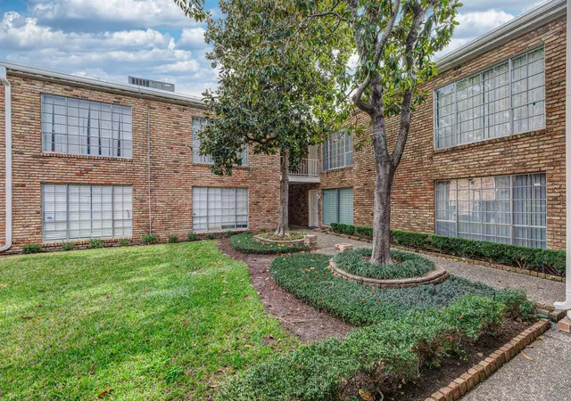 Photo 3 of Condo for sale at 2101 Fountain View Dr #46C, Houston, TX 77057 | MLS# 5186990 | Listing updated on 2026-10-03