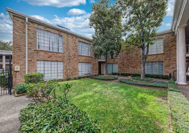 Photo 3 of Condo for sale at 2101 Fountain View Dr #46C, Houston, TX 77057 | MLS# 5186990 | Listing updated on 2026-10-03