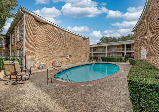 Photo 4 of Condo for sale at 2101 Fountain View Dr #46C, Houston, TX 77057 | MLS# 5186990 | Listing updated on 2026-10-03