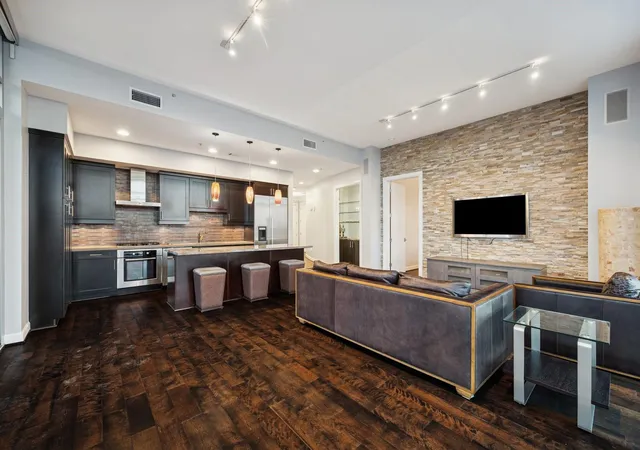 Photo 2 of Condo for sale at 2207 Bancroft St #1606, Houston, TX 77027 | MLS# 74187357 | Listing updated on 2026-09-22