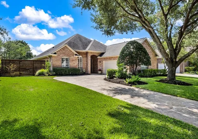 Photo 1 of Sale Pending at 4 Crestwood Cir, Sugar Land, TX 77478 | MLS# 79188436 | Listing updated on 2026-09-23