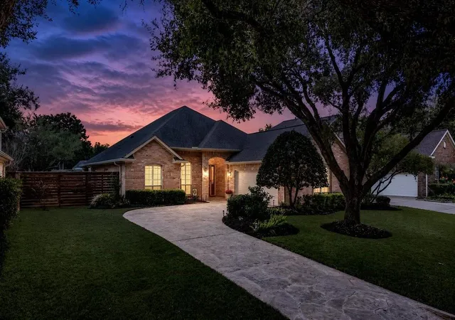 Photo 2 of Sale Pending at 4 Crestwood Cir, Sugar Land, TX 77478 | MLS# 79188436 | Listing updated on 2026-09-23