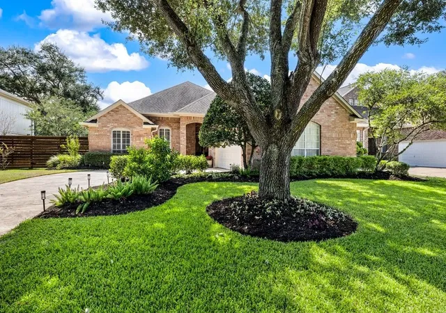 Photo 3 of Sale Pending at 4 Crestwood Cir, Sugar Land, TX 77478 | MLS# 79188436 | Listing updated on 2026-09-23