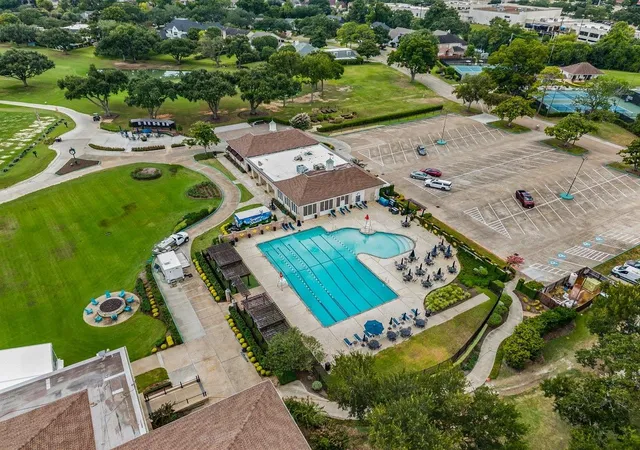 Photo 48 of Sale Pending at 4 Crestwood Cir, Sugar Land, TX 77478 | MLS# 79188436 | Listing updated on 2026-09-23