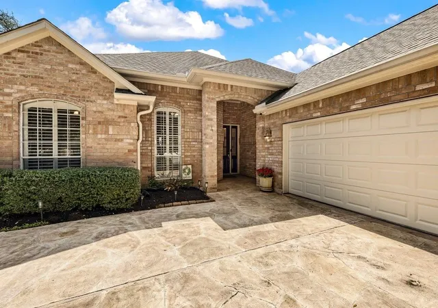 Photo 3 of Sale Pending at 4 Crestwood Cir, Sugar Land, TX 77478 | MLS# 79188436 | Listing updated on 2026-09-23