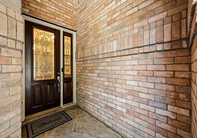 Photo 4 of Sale Pending at 4 Crestwood Cir, Sugar Land, TX 77478 | MLS# 79188436 | Listing updated on 2026-09-23