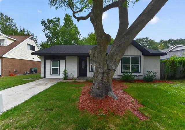 Photo 2 of Single family home for sale at 3318 Ripplebrook Dr, Houston, TX 77045 | MLS# 75868172 | Listing updated on 2026-09-23