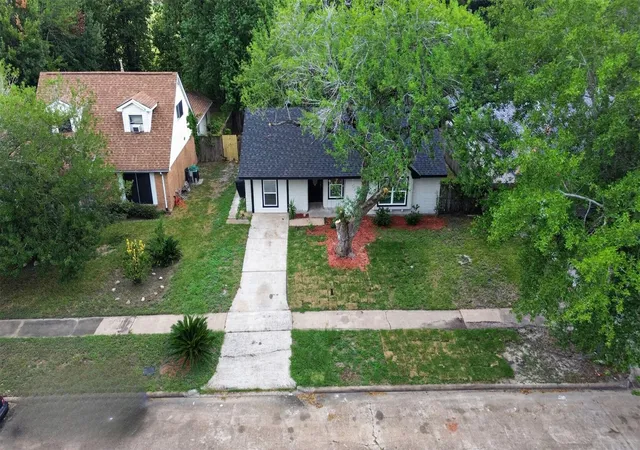 Photo 3 of Single family home for sale at 3318 Ripplebrook Dr, Houston, TX 77045 | MLS# 75868172 | Listing updated on 2026-09-23