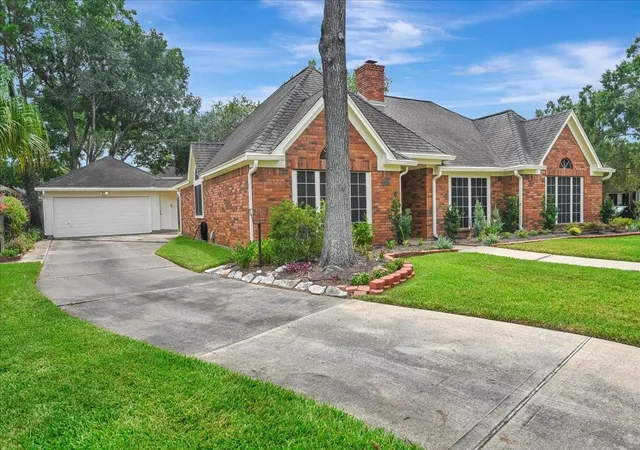 Photo 3 of Single family home for sale at 4002 Roaring Rapids Dr, Houston, TX 77059 | MLS# 26126269 | Listing updated on 2026-09-20