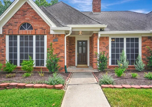 Photo 3 of Single family home for sale at 4002 Roaring Rapids Dr, Houston, TX 77059 | MLS# 26126269 | Listing updated on 2026-09-20