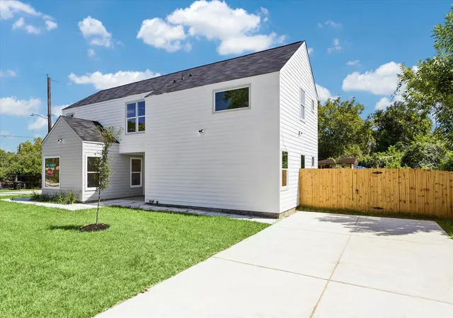 Photo 3 of Multi family home for sale at 6833 Cohn, Houston, TX 77091 | MLS# 8577771 | Listing updated on 2026-09-03