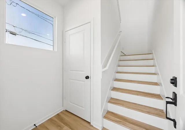 Listing Photo 5 - Condo for sale in building located at 6833 Cohn, Houston, TX 77091