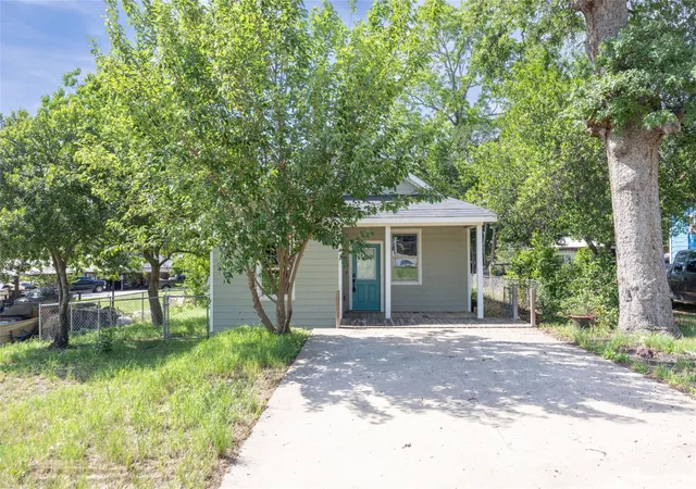 Photo 3 of Single family home for sale at 205 E 2nd Street, Hearne, TX 77859 | MLS# 93035595 | Listing updated on 2026-09-03
