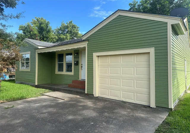 Photo 2 of Single family home for sale at 4959 Garfield Ave, Groves, TX 77619 | MLS# 78804254 | Listing updated on 2026-09-17