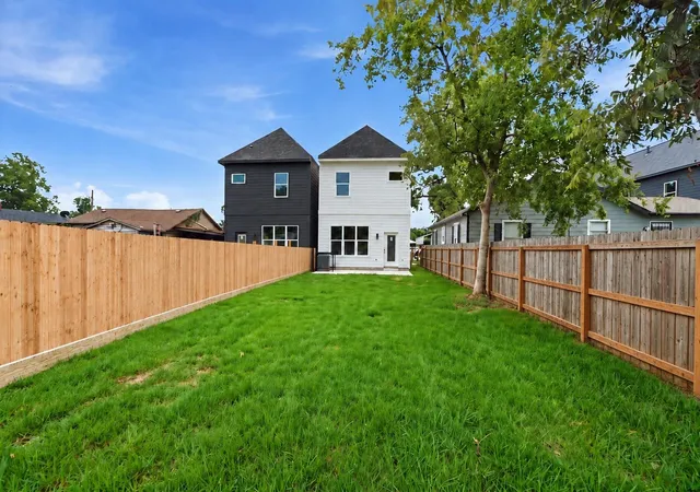 Photo 2 of Single family home for sale at 2309 Creston Dr, Houston, TX 77026 | MLS# 76386840 | Listing updated on 2026-09-19