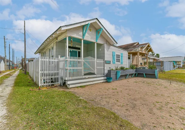 Photo 3 of Single family home for sale at 2314 31st Street, Galveston, TX 77550 | MLS# 24807733 | Listing updated on 2026-09-05