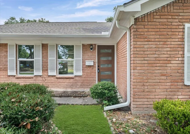 Photo 3 of Single family home for sale at 9506 Winsome Ln, Houston, TX 77063 | MLS# 75694641 | Listing updated on 2026-09-19