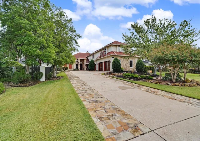 Photo 3 of Single family home for sale at 102 Twin Oaks Way, Kemah, TX 77565 | MLS# 25631309 | Listing updated on 2026-09-11