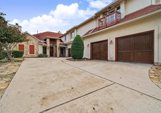 Photo 3 of Single family home for sale at 102 Twin Oaks Way, Kemah, TX 77565 | MLS# 25631309 | Listing updated on 2026-09-11