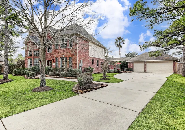 Photo 2 of Sale Pending at 402 Trl View Way, Friendswood, TX 77546 | MLS# 59130737 | Listing updated on 2026-09-17