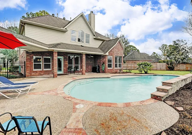 Photo 3 of Sale Pending at 402 Trl View Way, Friendswood, TX 77546 | MLS# 59130737 | Listing updated on 2026-09-17