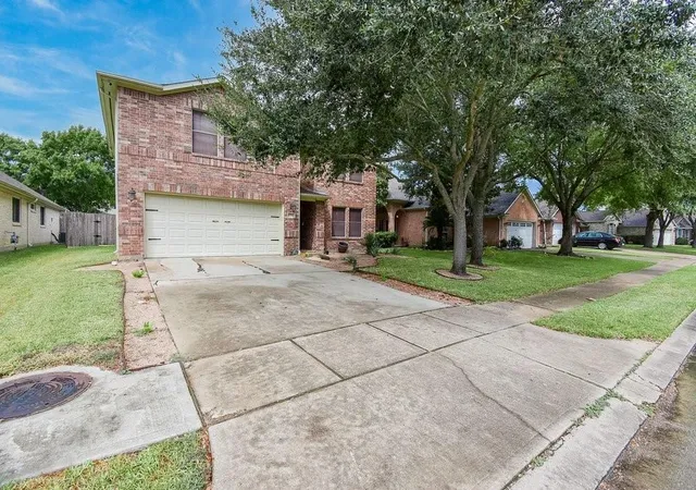 Photo 2 of Single family home for sale at 17302 Pecan Acres Dr, Sugar Land, TX 77498 | MLS# 45297182 | Listing updated on 2026-09-12
