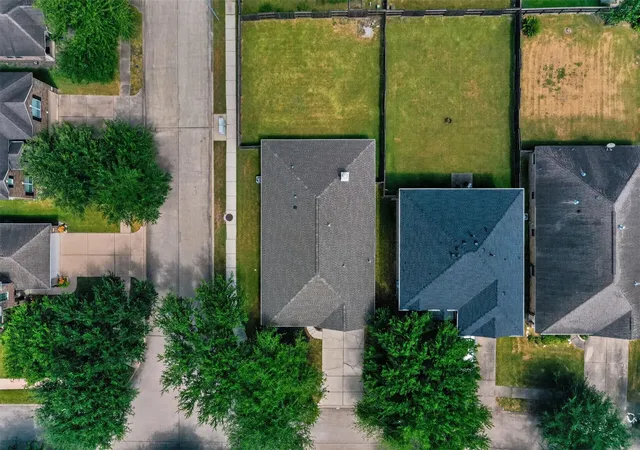 Photo 4 of Sale Pending at 1922 Midnight Ln, Houston, TX 77047 | MLS# 29605518 | Listing updated on 2026-09-25