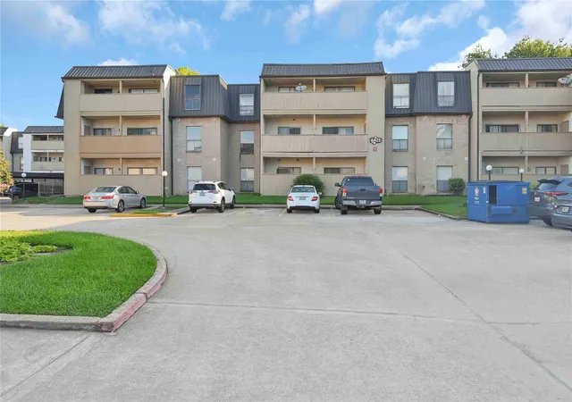 Photo 2 of Condo for sale at 8425 Hearth Dr #22, Houston, TX 77054 | MLS# 58654263 | Listing updated on 2026-09-16