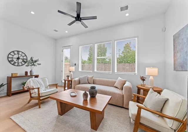 Photo 4 of Single family home for sale at 1008 Tuskegee Hts Ln, Houston, TX 77091 | MLS# 6733545 | Listing updated on 2026-10-11