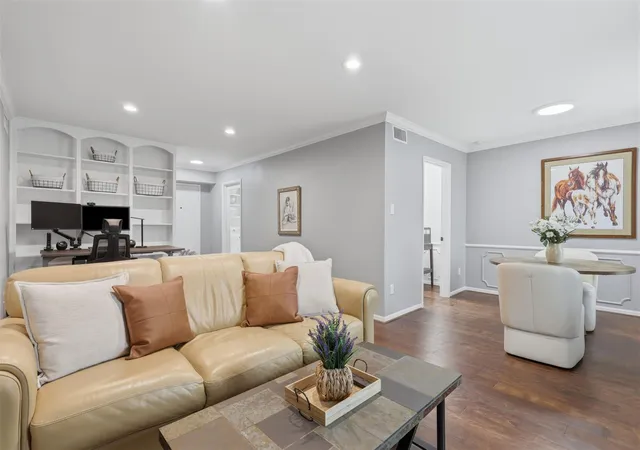 Photo 3 of Condo for sale at 353 N Post Oak Ln #825, Houston, TX 77024 | MLS# 90117592 | Listing updated on 2026-09-25