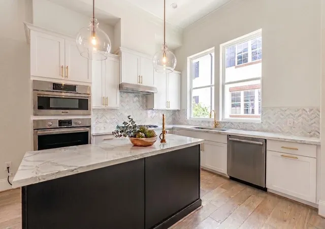 Photo 4 of Townhouse for sale at 2722 Maxroy St, Houston, TX 77007 | MLS# 50161836 | Listing updated on 2026-10-07