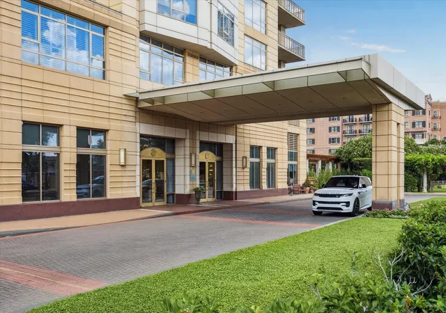 Listing Photo 3 - Condo for sale in building located at 1100 Uptown Park Blvd, Houston, TX 77056 - Unit #103