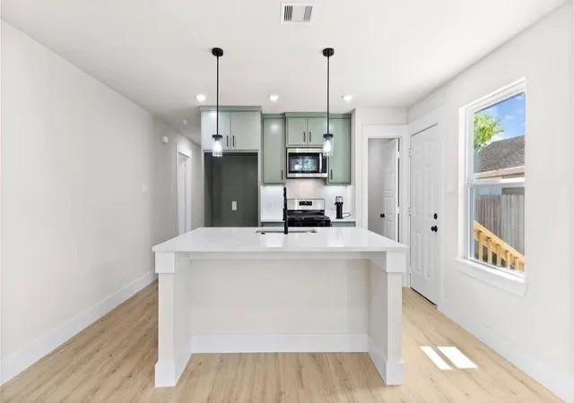 Photo 4 of Single family home for sale at 6619 Canal St, Houston, TX 77011 | MLS# 79900624 | Listing updated on 2026-09-19