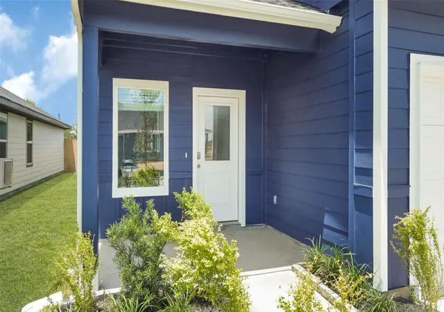 Photo 3 of Sale Pending at 6731 Cyn Breeze Dr, Rosenberg, TX 77471 | MLS# 77346576 | Listing updated on 2026-09-28