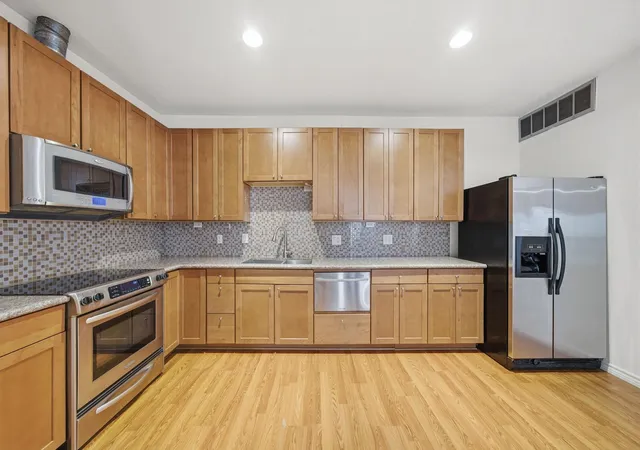 Photo 4 of Condo for sale at 7900 N Stadium Dr #59, Houston, TX 77030 | MLS# 72913173 | Listing updated on 2026-09-24