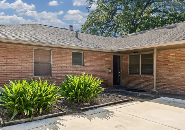 Photo 3 of Sale Pending at 10919 Britoak Ln, Houston, TX 77079 | MLS# 30971285 | Listing updated on 2026-09-15