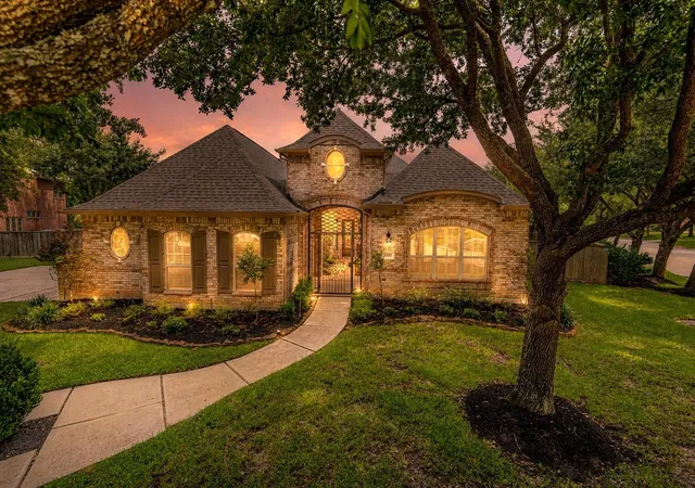 Photo 3 of Single family home for sale at 1302 Majestic Pines Ct, Kingwood, TX 77345 | MLS# 16818900 | Listing updated on 2026-09-18