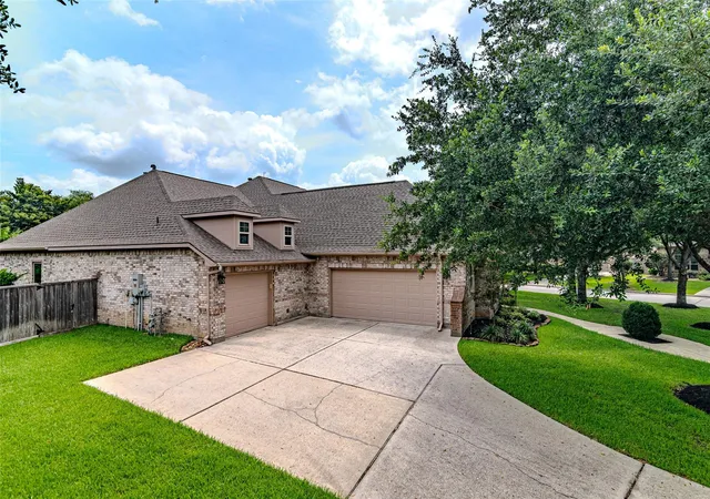 Photo 3 of Single family home for sale at 1302 Majestic Pines Ct, Kingwood, TX 77345 | MLS# 16818900 | Listing updated on 2026-09-18